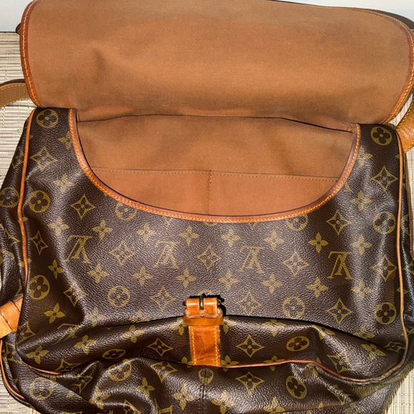 Auth preloved vintage Louis Vuitton Saumur 35 Large Messenger Bag. - Picture 14 of 16